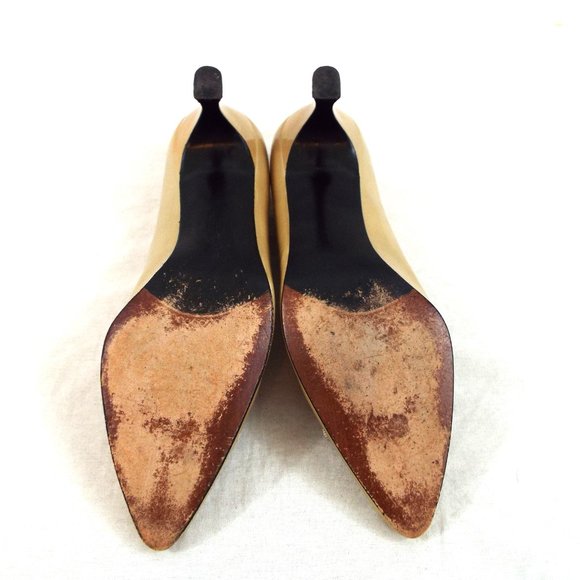 Stuart Weitzman Women's Gold Patent Leather Pointed Toe Heel w/ Bow Detail Sz 8W - Picture 7 of 8